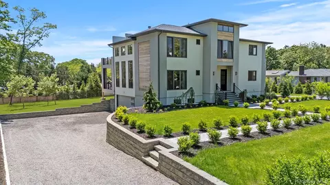 1001 Peconic Bay Blvd, Jamesport, NY 11947