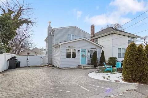 6 Charles Pl, Bayville, NY 11709
