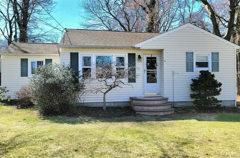 4 White Oak St, Middle Island, NY 11953