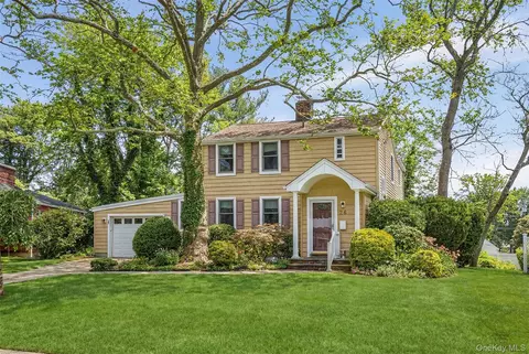 26 Pinetree Ln, North Hempstead, NY 11577