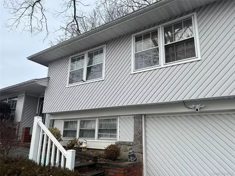 31 Seton Ct, Old Bethpage, NY 11804
