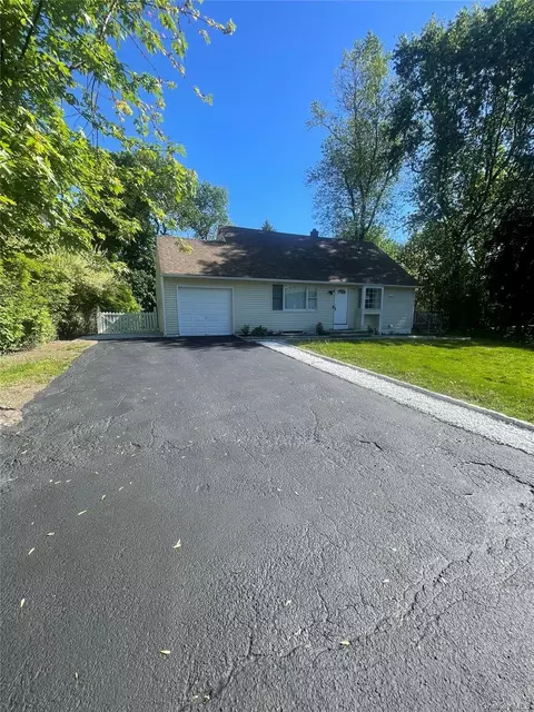 785 Locksley Rd, Yorktown, NY 10598