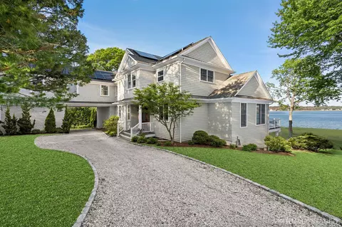 11 Bay View Dr, Hampton Bays, NY 11946