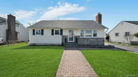4 Cecil Pl, Hicksville, NY 11801