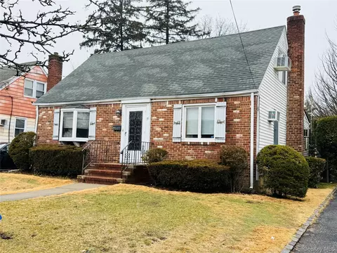 31 Prince St, North Hempstead, NY 11040