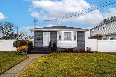 153 N Queens Ave, Massapequa, NY 11758