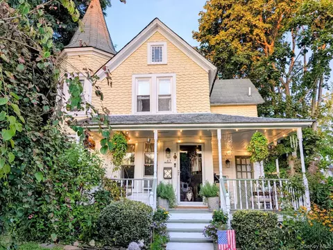 67 Jayne Ave, Patchogue, NY 11772