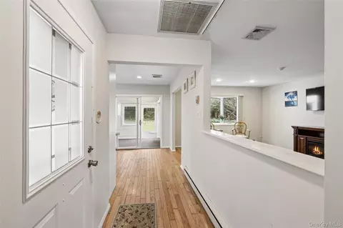 25 Freemont Ln, Coram, NY 11727