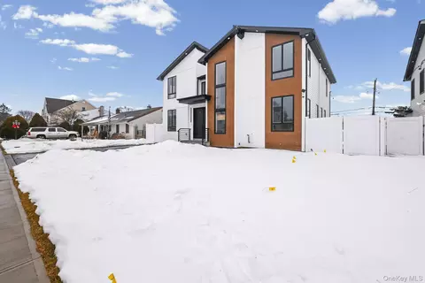 14 Hoover Ln, Bethpage, NY 11714