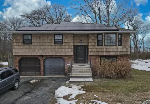 205 Connetquot Rd, Oakdale, NY 11769