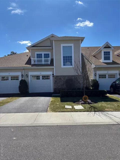 21 Greentree Ct, Shirley, NY 11967