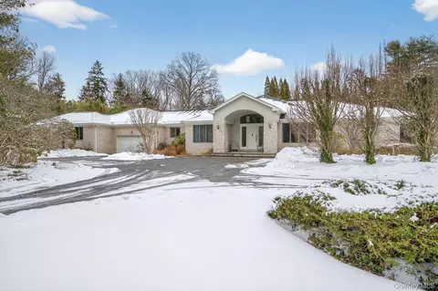 1 Hunting Ln, North Hempstead, NY 11568