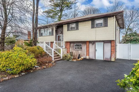 29 N Baldwin Pl, Massapequa, NY 11758