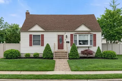 8 Garden Blvd, Hicksville, NY 11801