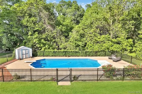 15 Pine Dr, Stony Point, NY 10980
