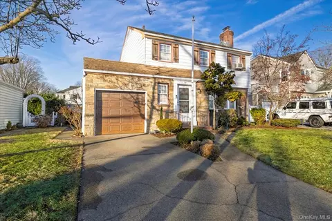 31 Alden Ct, Malverne, NY 11565