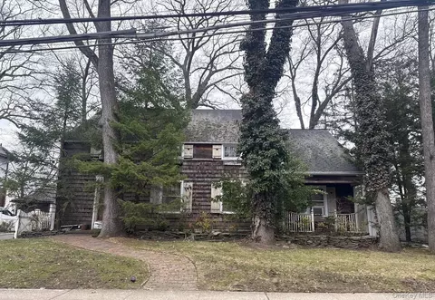 89 Linmouth Rd, Malverne, NY 11565