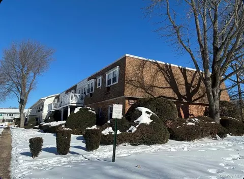 126 Hemlock Dr #3A, Bay Shore, NY 11706