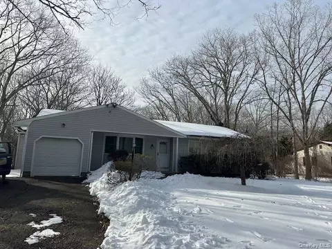 212 Helme Ave, Miller Place, NY 11764