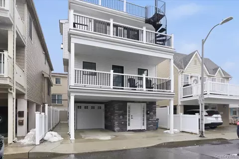 97 Wisconsin St, Long Beach, NY 11561