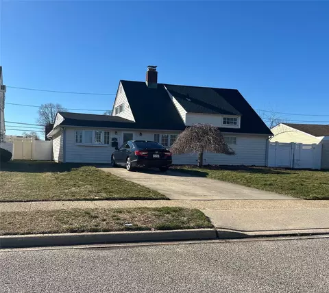 12 Wisteria Ln, Wantagh, NY 11793