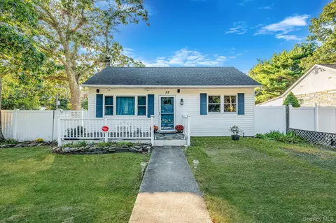 32 Pine Tree Dr, Shirley, NY 11967