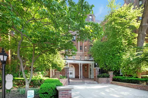 8451 Beverly Rd #1A 10 1U 2U 4N, Kew Gardens, NY 11415