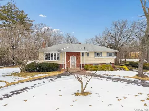 14 Jeffrey Ln, North Hempstead, NY 11020