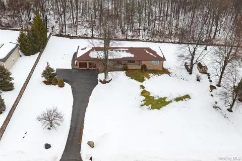 21 Lounsbury Dr, Baldwin Place, NY 10505