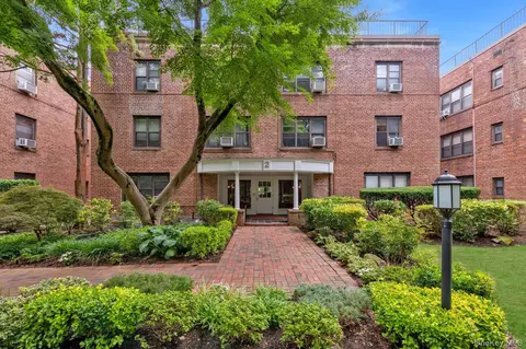 2 Townhouse Pl #3N, North Hempstead, NY 11021