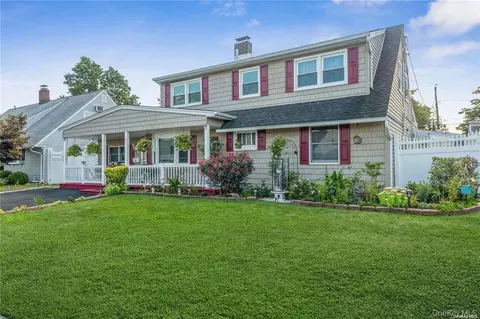 36 Robin Ln, Levittown, NY 11756