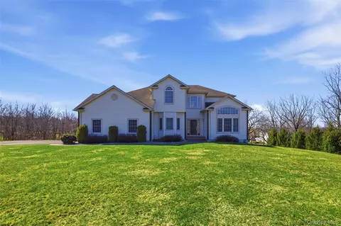 12 Feagles Rd, Warwick, NY 10990