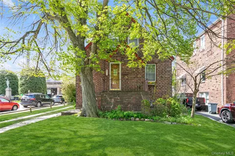 70 Lyon Pl, Lynbrook, NY 11563