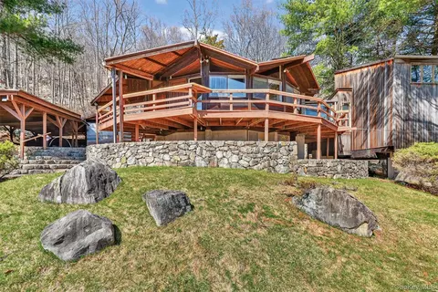 29 Lakeview Dr, Tomkins Cove, NY 10986