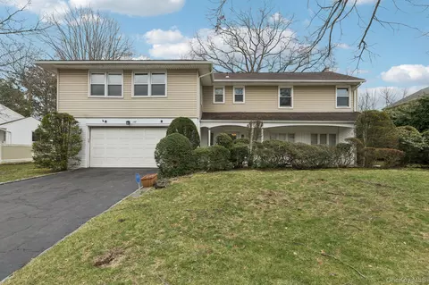 192 Bengeyfield Dr, North Hempstead, NY 11596