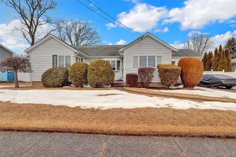 191 N Albany Ave, Massapequa, NY 11758