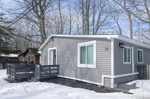 24 Anchor Path, Calverton, NY 11933