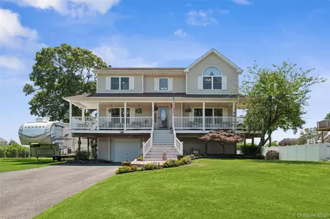 8 Sinnickson Rd, Center Moriches, NY 11934