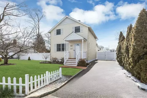 48 E Madison St, East Islip, NY 11730