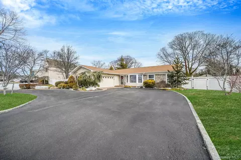 3 Biscayne Ave, Farmingville, NY 11738