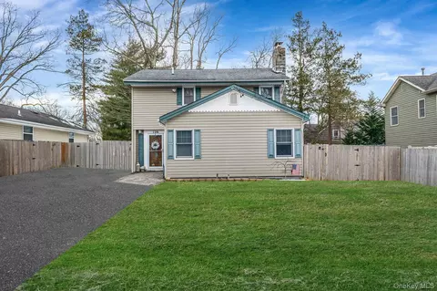 126 Wauwepex Trl, Ridge, NY 11961