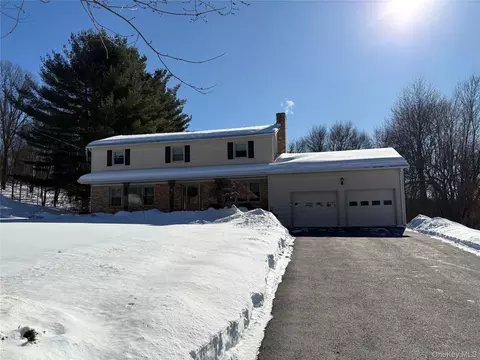 20 Hillview Dr, La Grange, NY 12603