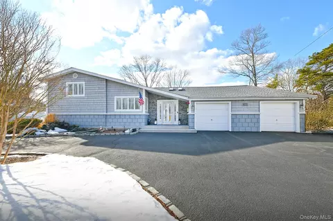 44 Corsa St, Dix Hills, NY 11746