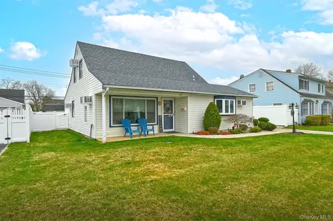 232 Old Farm Rd, Levittown, NY 11756