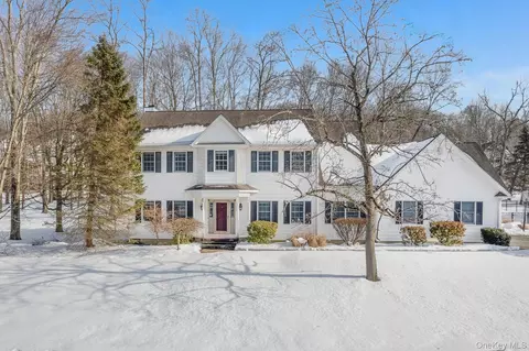 9 Trotter Ln, Poughkeepsie, NY 12603