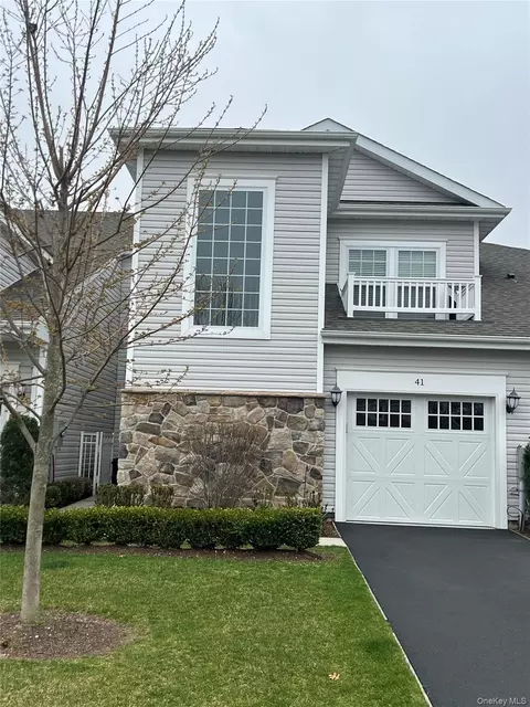 41 Greentree Ct, Shirley, NY 11967