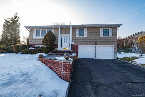 4 Winslow Ln, Kings Park, NY 11754