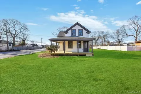 195 Brook St, Oakdale, NY 11769