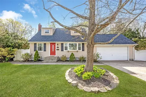 360 Renee Dr, Bayport, NY 11705