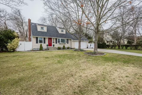 360 Renee Dr, Bayport, NY 11705
